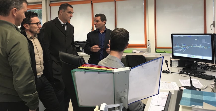 Dans la salle de contrôle...
