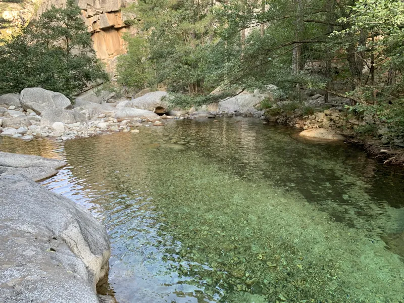 Bassin naturel et rochers dans la Restonica, près de Frasseta