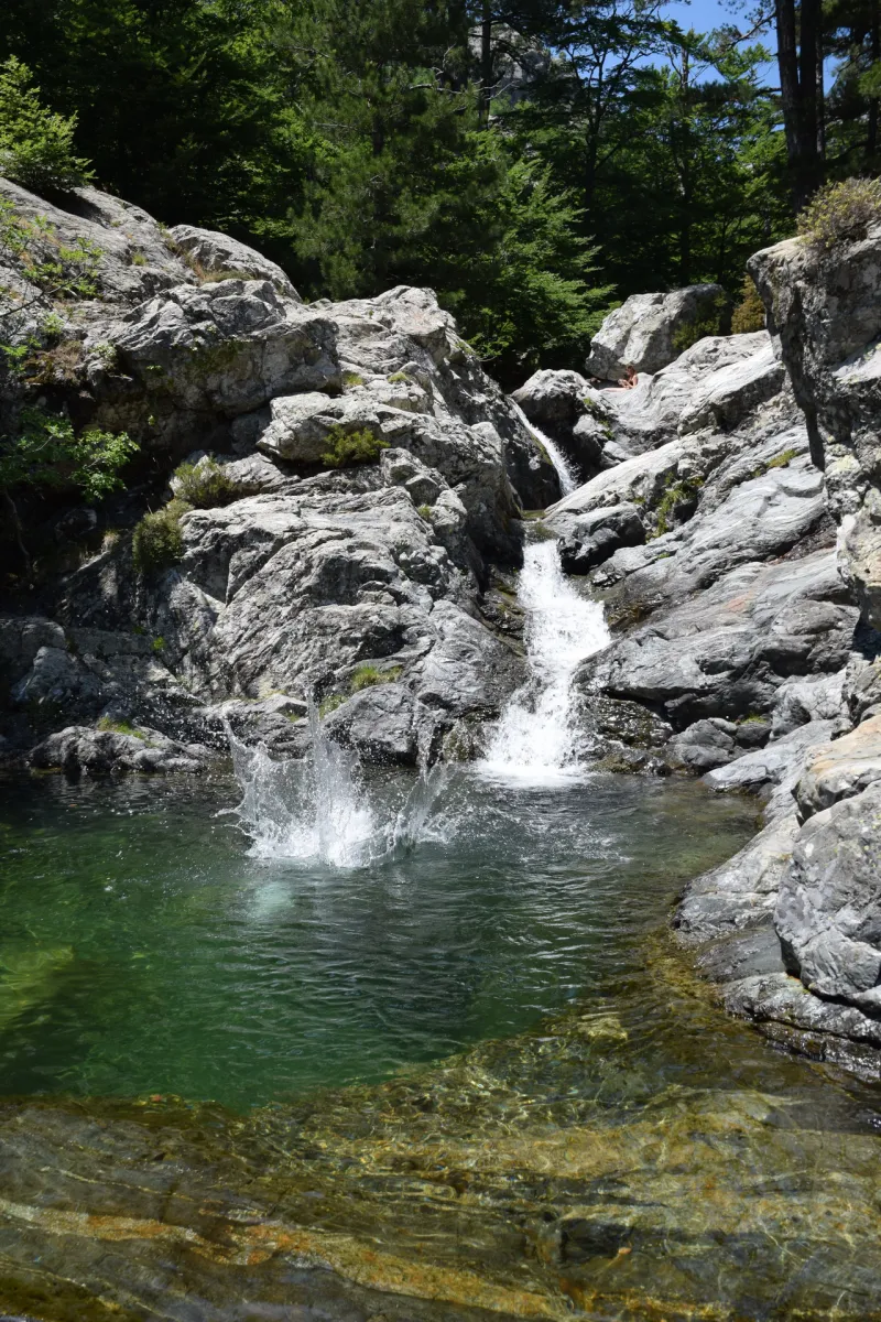 Une vasque et une petite cascade de l’Agnone entre les rochers.
