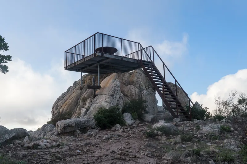 Le belvédère aménagé sur les rochers du Cinaraggio.