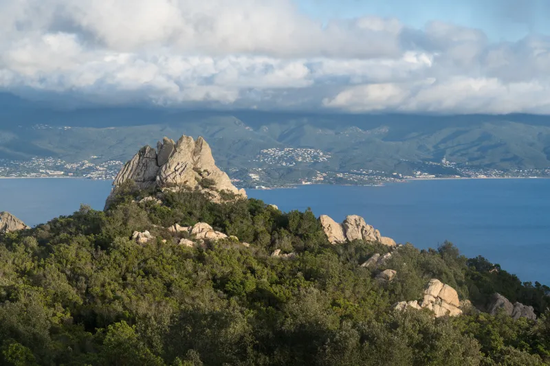 Le golfe d’Ajaccio entre les rochers et le maquis du Cinaraggio.