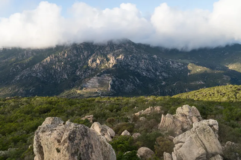 Les reliefs et le maquis vus depuis le Cinaraggio, sous les nuages.