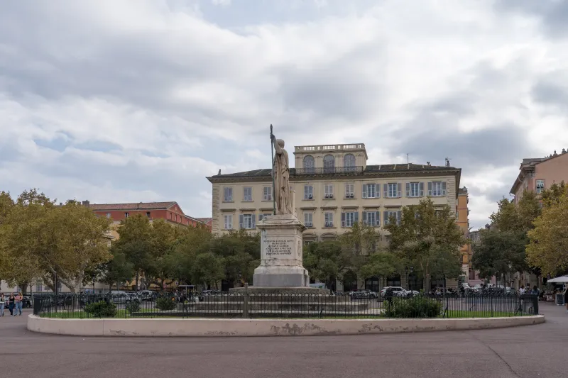 La place Saint-Nicolas à Bastia, avec la statue de Napoléon et ses façades.