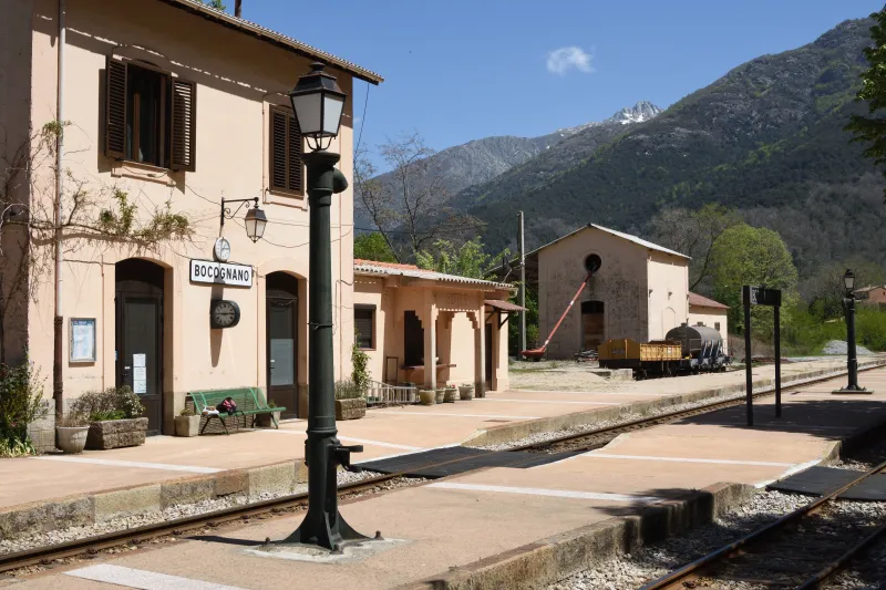 La gare de Bocognano et les montagnes de la vallée de la Gravona.