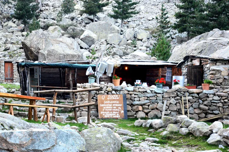 La bergerie U Stazzu à Grotelle, au milieu des blocs de granite.