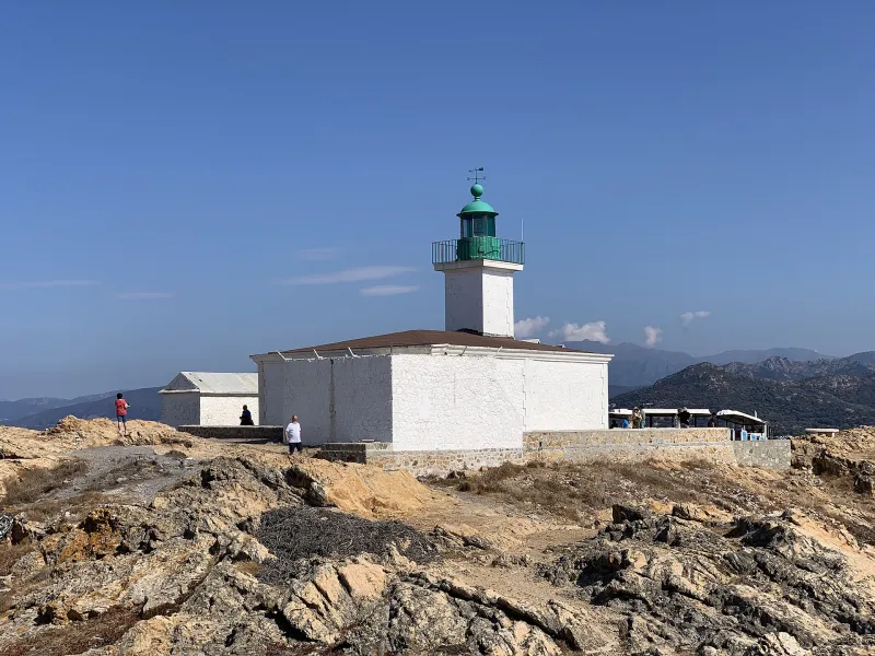 Le phare de la Pietra sur la pointe rocheuse.