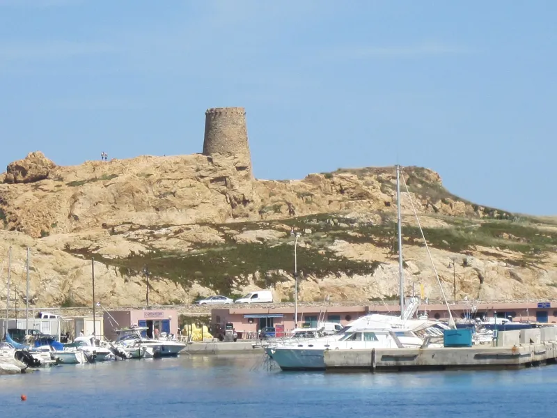 La presqu’île de la Pietra vue depuis le port de L’Île-Rousse.
