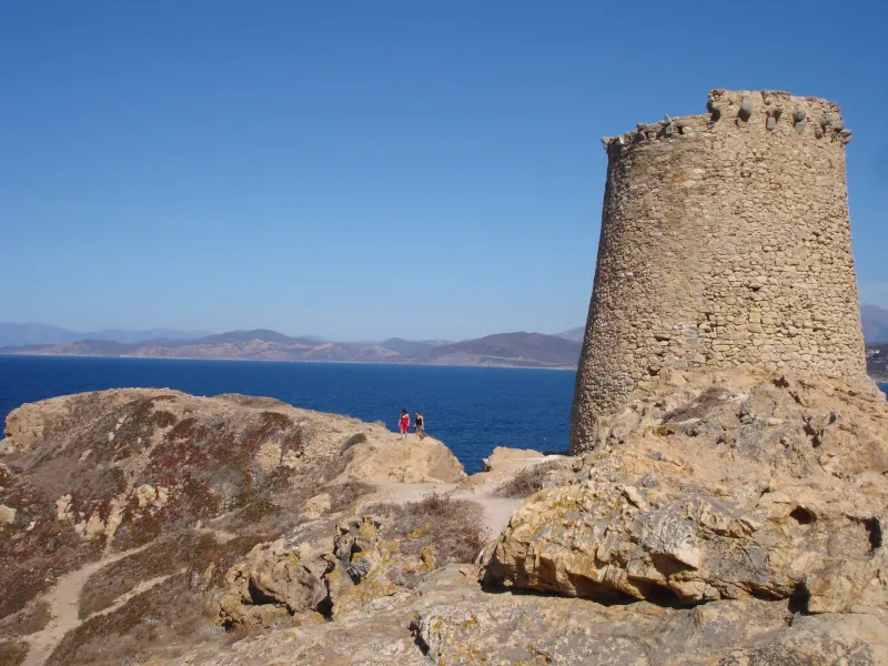 La tour génoise de la Pietra au-dessus des rochers et de la mer.