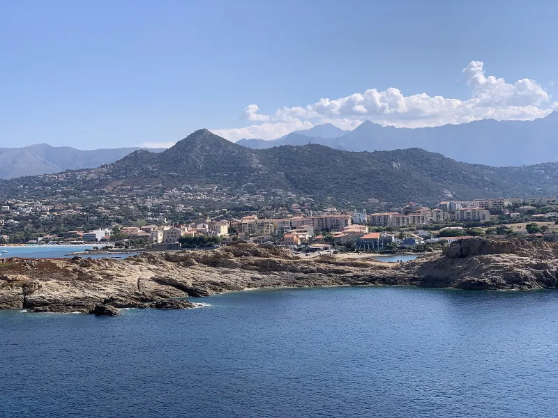 L’Île-Rousse et les montagnes de Balagne vues depuis la Pietra.