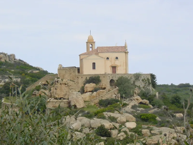 A cappella Notre-Dame de la Serra è i scogli chì l’accinghjenu.