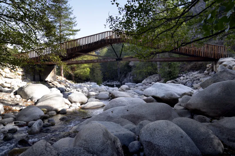 La passerelle sur la Restonica à l’arrivée du sentier de Chjarasgiolu.