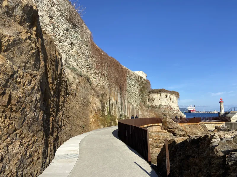 La passerelle de l’Aldilonda longe les remparts de la citadelle de Bastia.