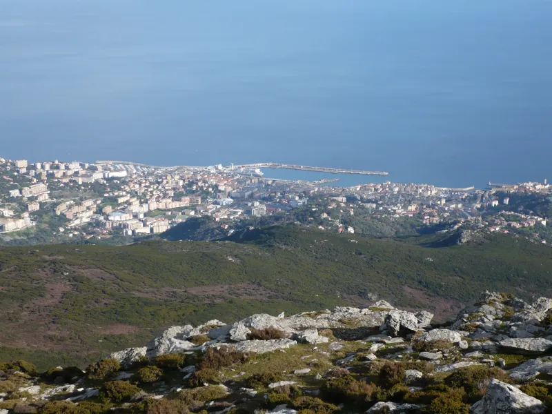 Bastia et la mer vues depuis les crêtes de Serra di Pigno.