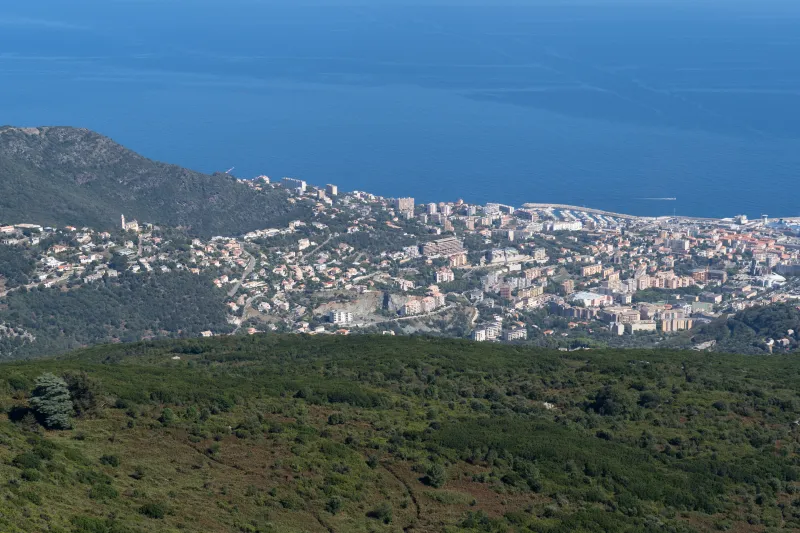 Bastia et le littoral vus depuis un sentier sur les hauteurs, en septembre 2024.
