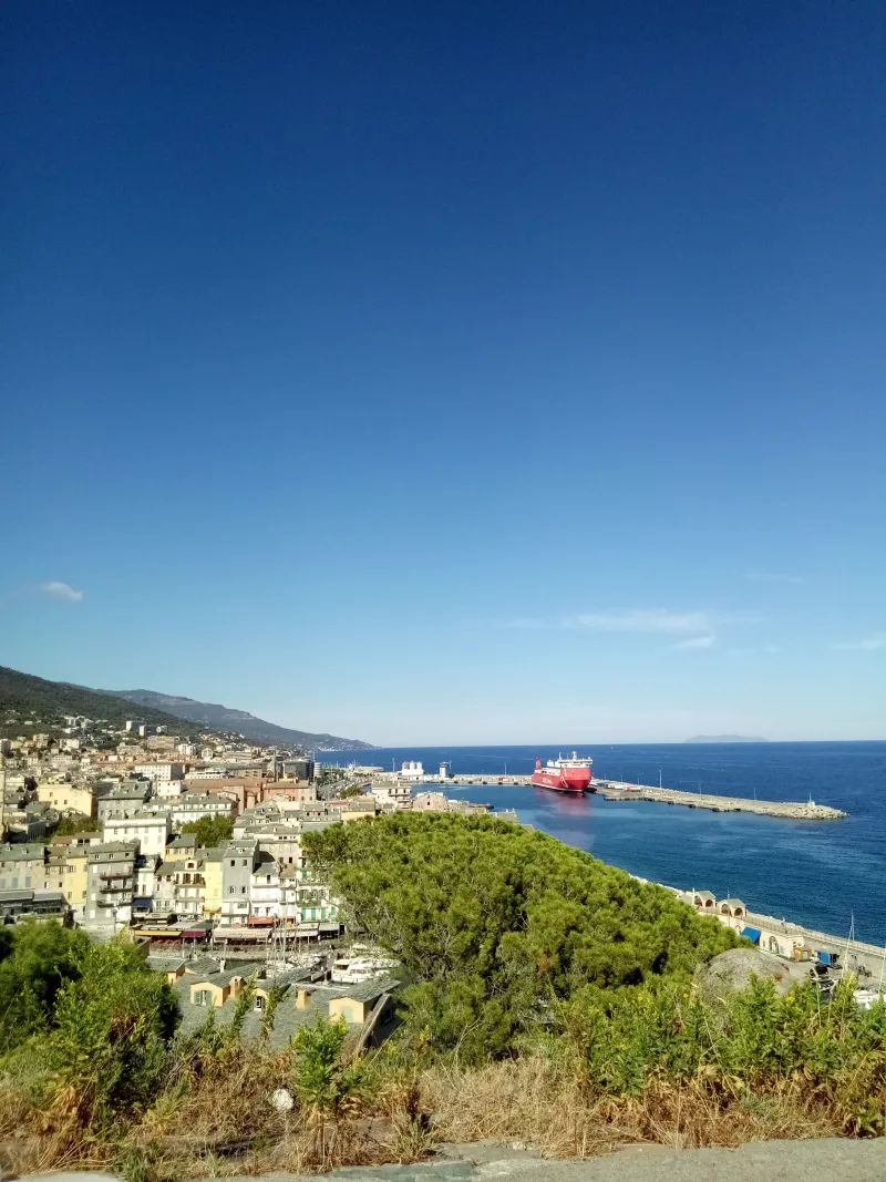 Le Vieux-Port de Bastia vu depuis les hauteurs de la citadelle.