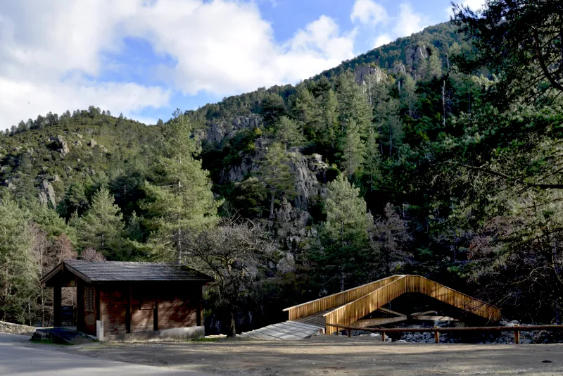La Maison du Parc et la passerelle sur la Restonica à Corte.