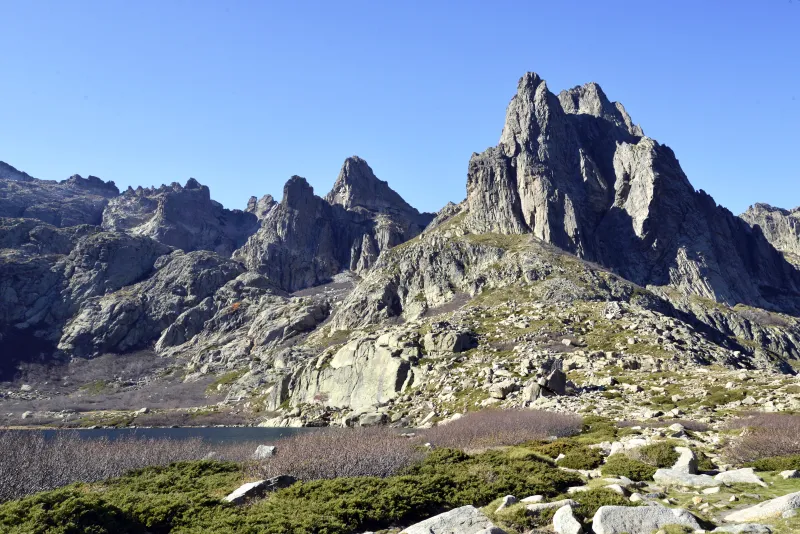 Le lac de Melo au pied des parois du Lombarduccio.