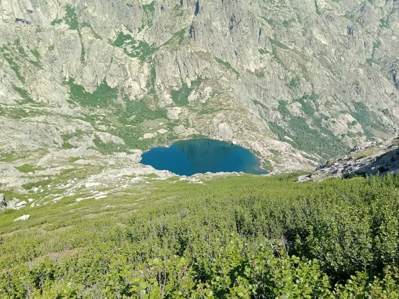 Le lac de Melo et ses parois rocheuses vus depuis le col de Rinoso.