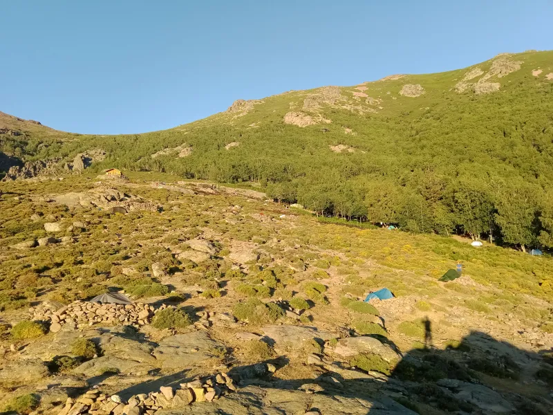 Le bivouac d’Ortu di u Piobbu dans la lumière du soir, en juin 2022.