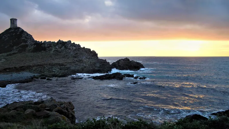 La tour de la Parata et le littoral au coucher du soleil.