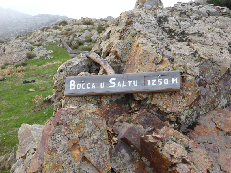 Le panneau du col de Bocca u Saltu dans son paysage rocheux.