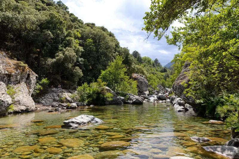 Un bassin naturel dans la vallée du Tavignano ; cette vue ne localise pas la passerelle du Russulinu.