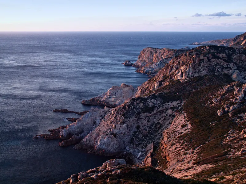 La côte occidentale rocheuse de la presqu’île de la Revellata.