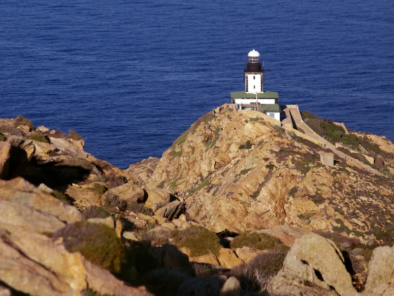 Le phare de la Revellata domine la mer sur une pointe rocheuse.