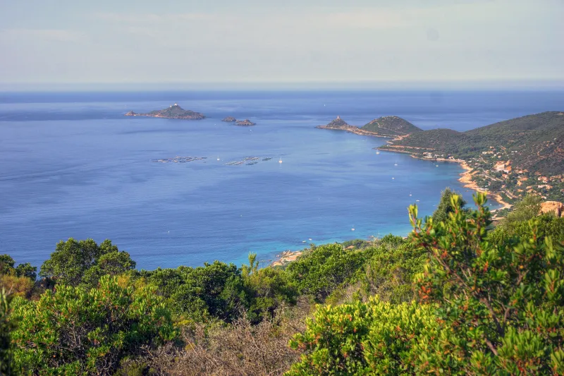 Les îles Sanguinaires et le littoral vus depuis le sentier des Crêtes d’Ajaccio.