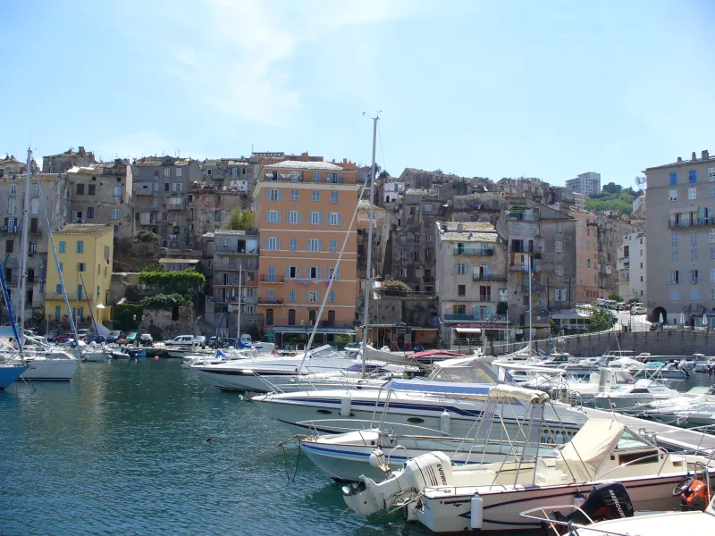 Les façades du Vieux-Port de Bastia derrière les bateaux.