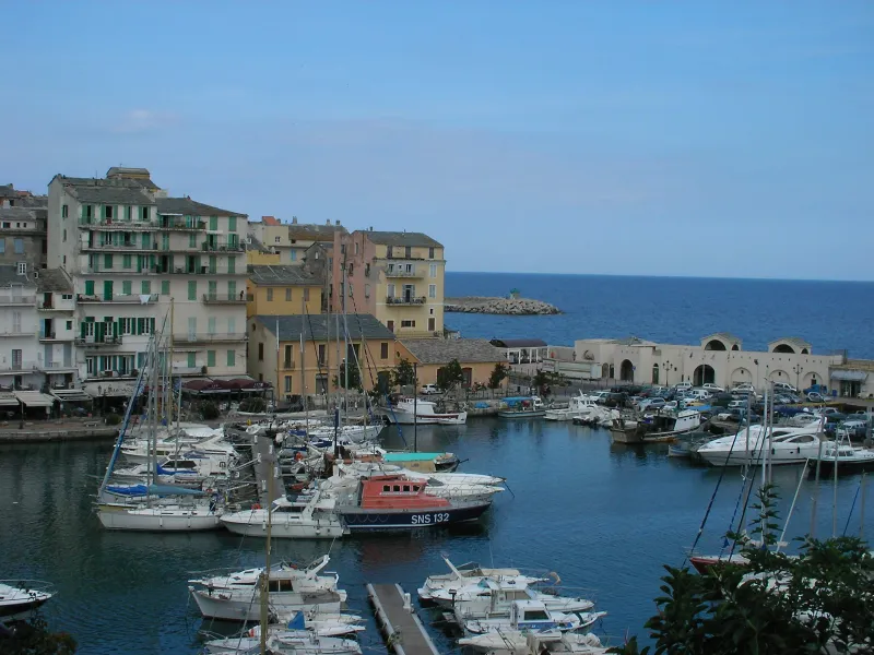 Le Vieux-Port de Bastia, ses bateaux et les façades autour du bassin.