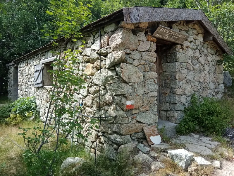 Le bâtiment en pierre du refuge d’E Capannelle.