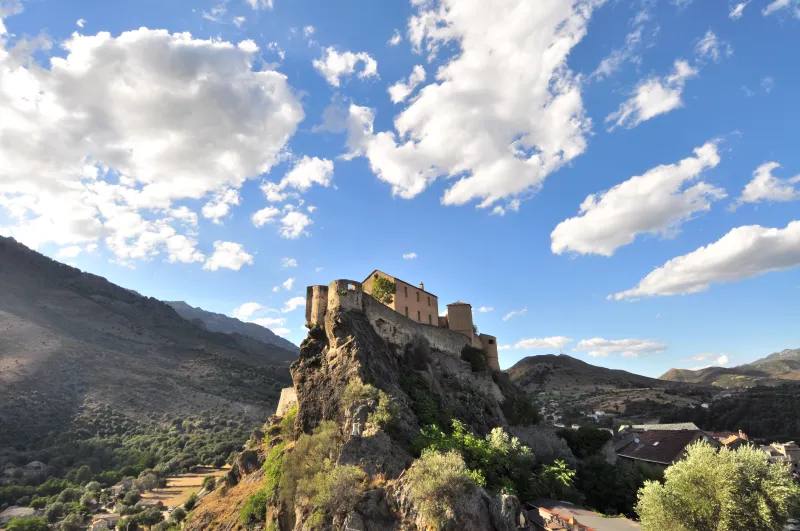 La citadelle de Corte domine les maisons et les reliefs environnants.