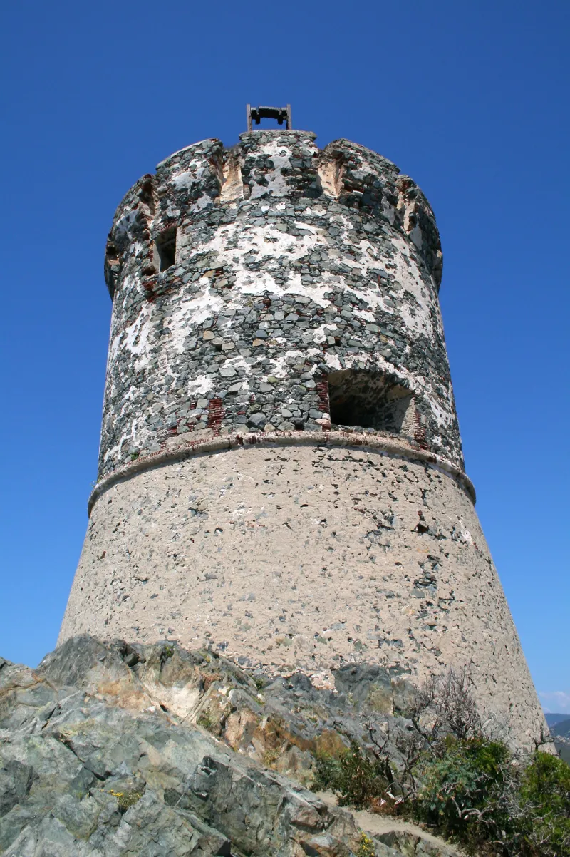 La tour de la Parata vue de près, avant sa restauration de 2026.