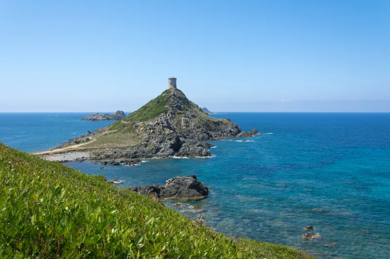 La tour génoise domine la presqu’île rocheuse de la Parata.