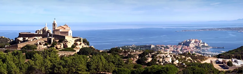 Notre-Dame de la Serra domine la citadelle de Calvi et le golfe.