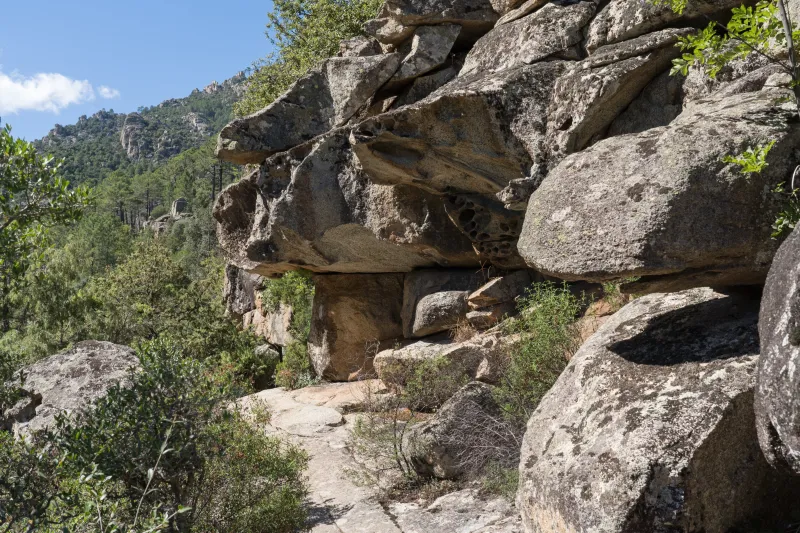 Le sentier des gorges du Tavignano au pied de grandes roches.