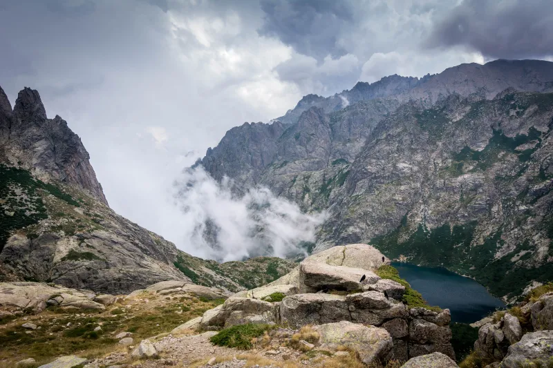 Le lac de Melo vu depuis les hauteurs vers Capitello, entre rochers et nuages.