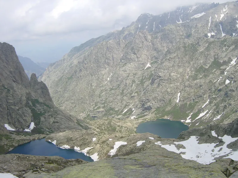 Les lacs de Melo et Capitello vus en hauteur, au milieu des reliefs rocheux.
