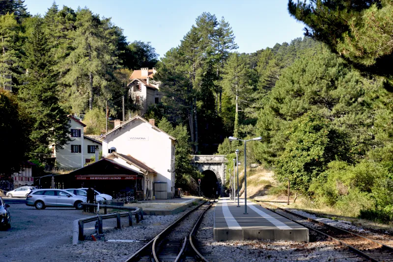 La gare de Vizzavona au pied de la forêt, près de l’entrée du tunnel.