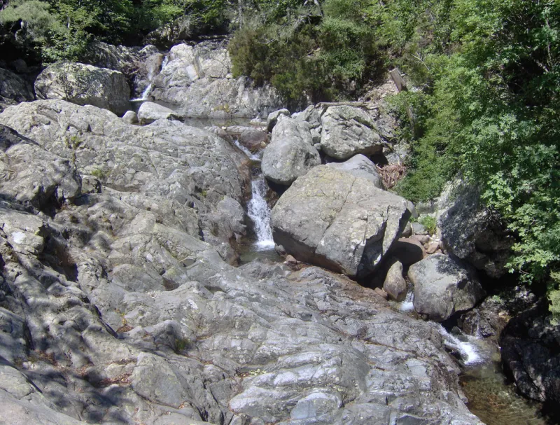 L’eau de l’Agnone dévale les rochers des Cascades des Anglais.