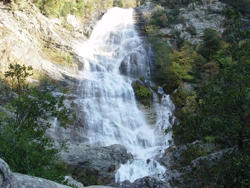 La cascade du Voile de la Mariée dévale une paroi rocheuse à Bocognano.