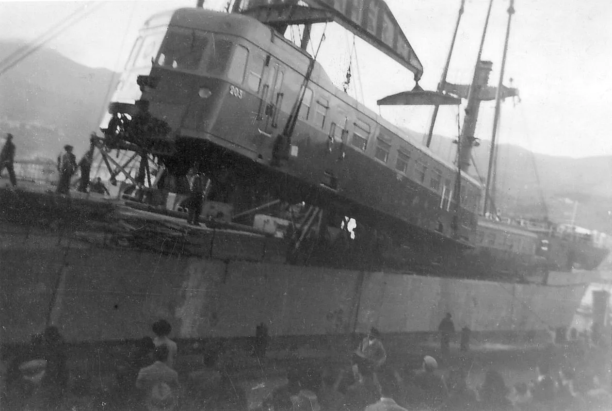 Sbarcu di l’auturale Renault n° 203, prubabilmente in u 1949. Un secondu auturale hè visibile in fondu.