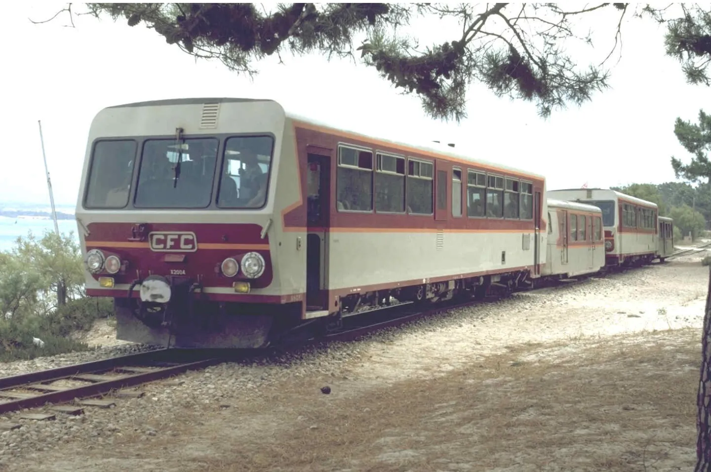 Un trenu d'estate passa longu à a piaghja di Calvi — 24 di lugliu di u 1986